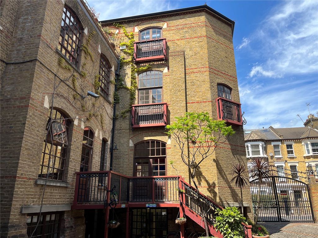 Mandeville Courtyard, Warriner Gardens, Battersea, London SW11  