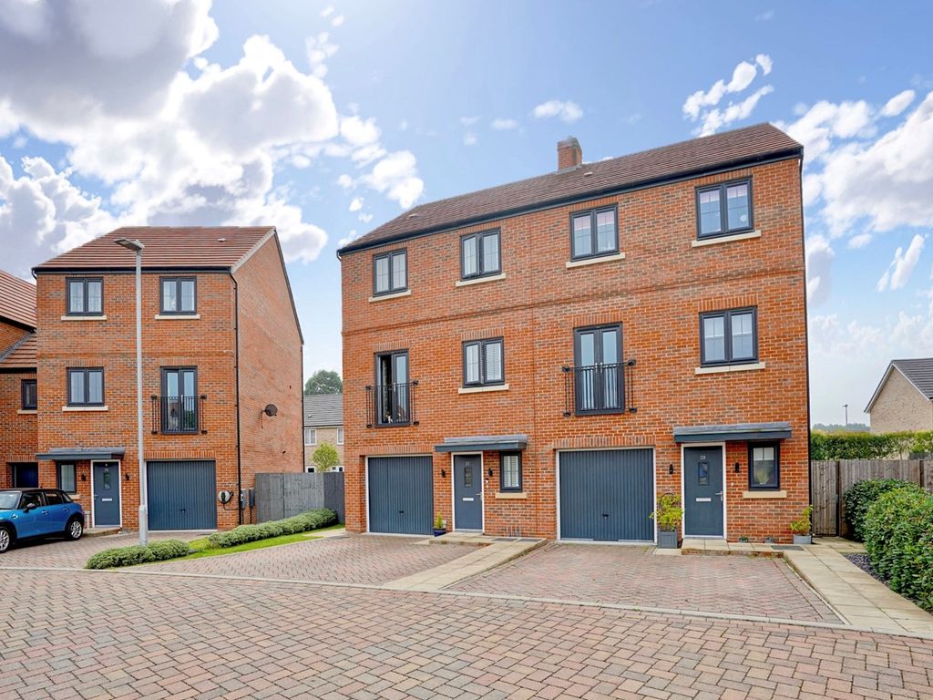 5 bed town house for sale in Badger Way, Brampton, Huntingdon PE28, £