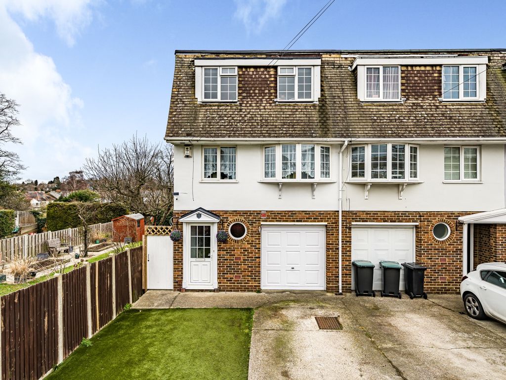 4 bed semidetached house for sale in Porchfield Close, Gravesend DA12