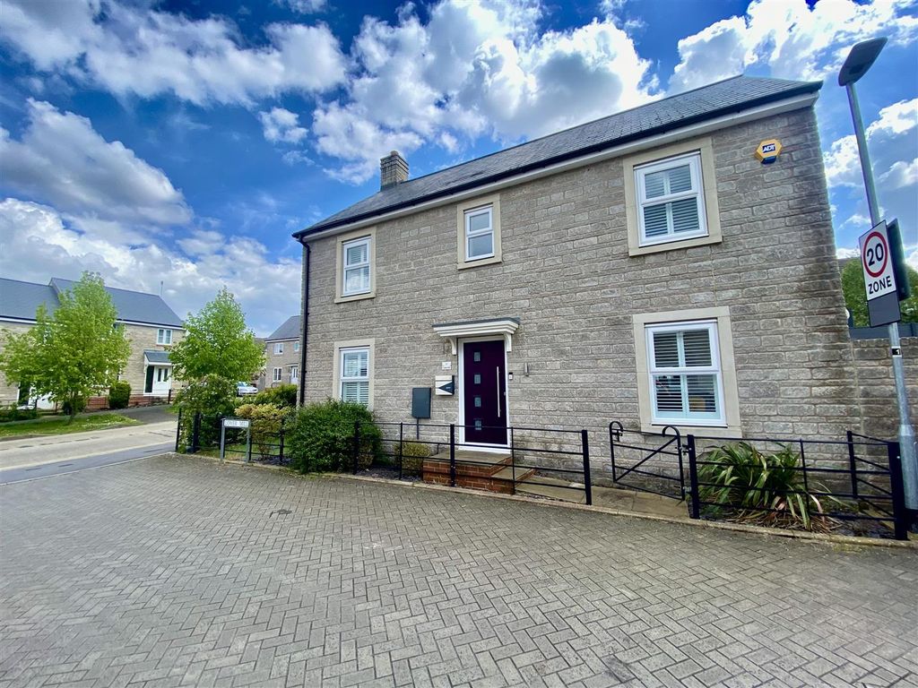 4 bed detached house for sale in Lower Mill, Purton, Swindon SN5, £