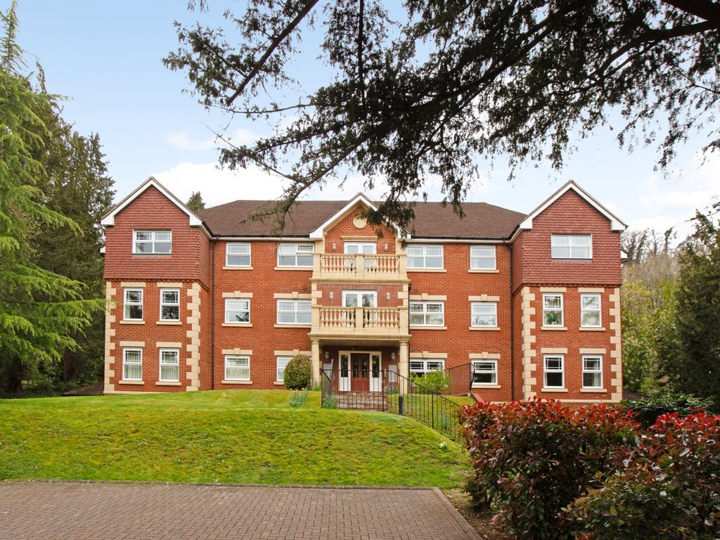 2 bed flat for sale in Harestone Valley Road, Caterham CR3, £425,000