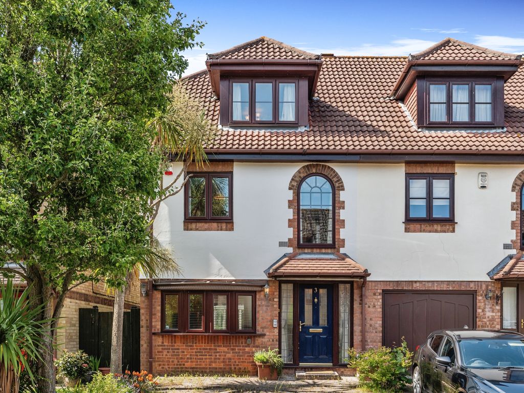 4 bed end terrace house for sale in Pointout Close, Southampton SO16