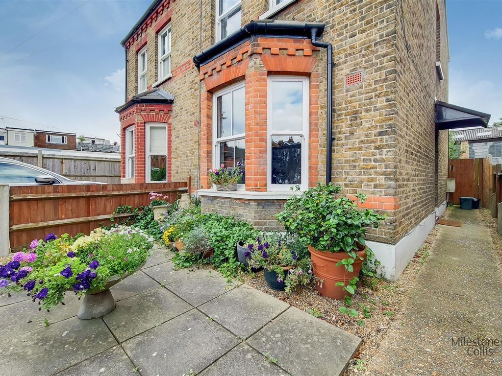 3 bed semidetached house to rent in Campbell Road, Twickenham TW2, £