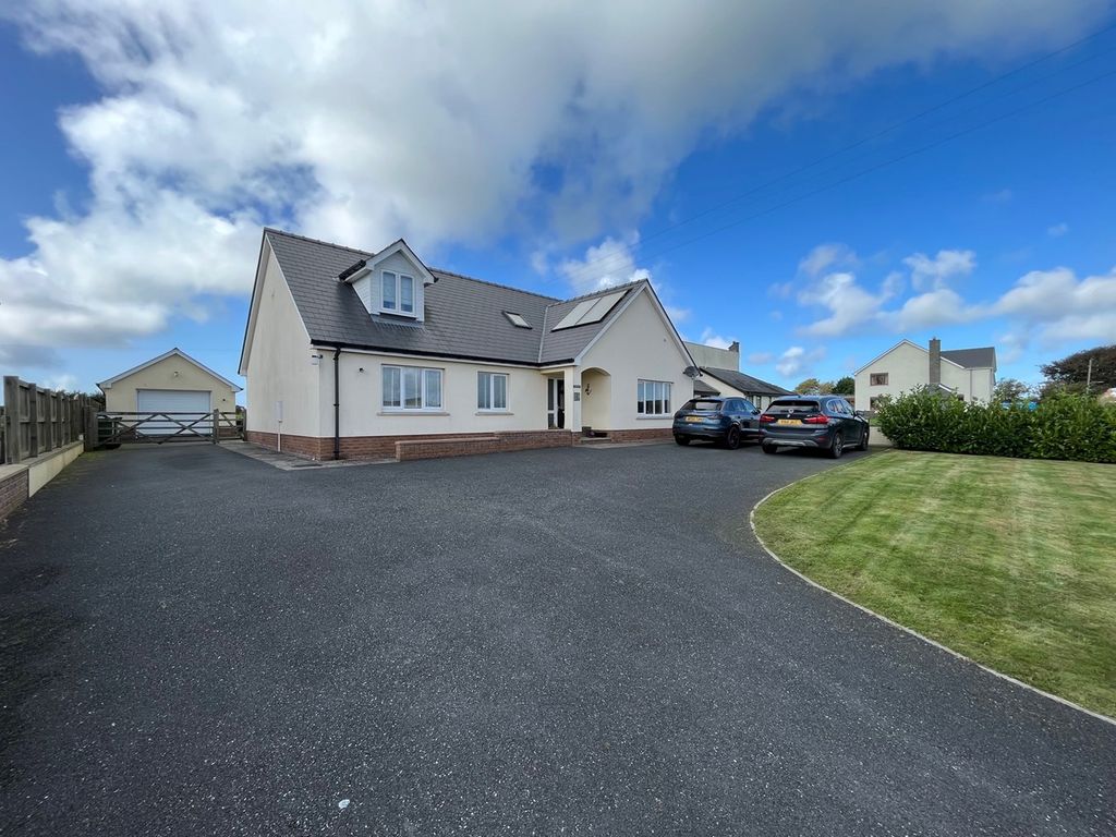 4 bed detached bungalow for sale in Beulah, Newcastle Emlyn SA38, £