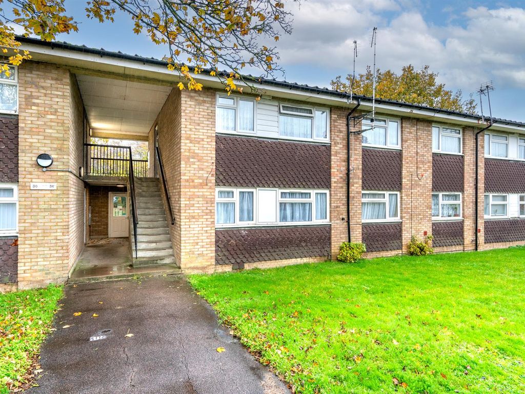 2 bed flat for sale in Waveney, Hemel Hempstead, Hertforshire HP2, £