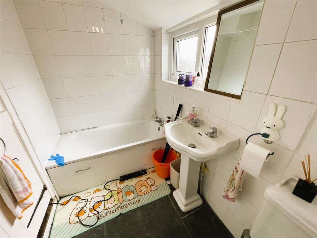 2 bed terraced house to rent in Bridge Road, Park Gate, Southampton