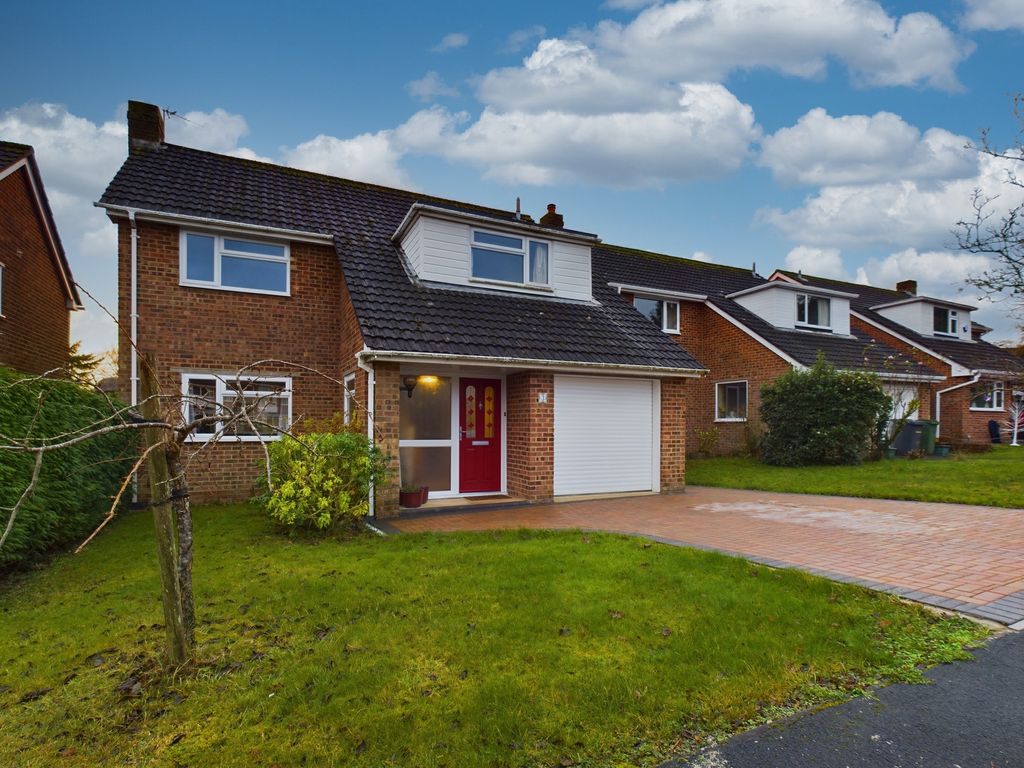 4 bed detached house for sale in Churchill Close, Tadley RG26, £525,000