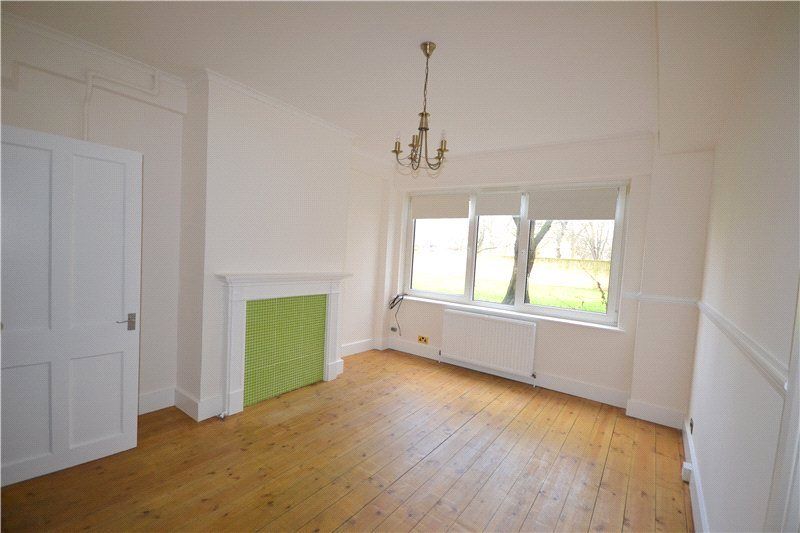 1 bed flat to rent in Kirby Estate, Southwark Park Road SE16, £1,350