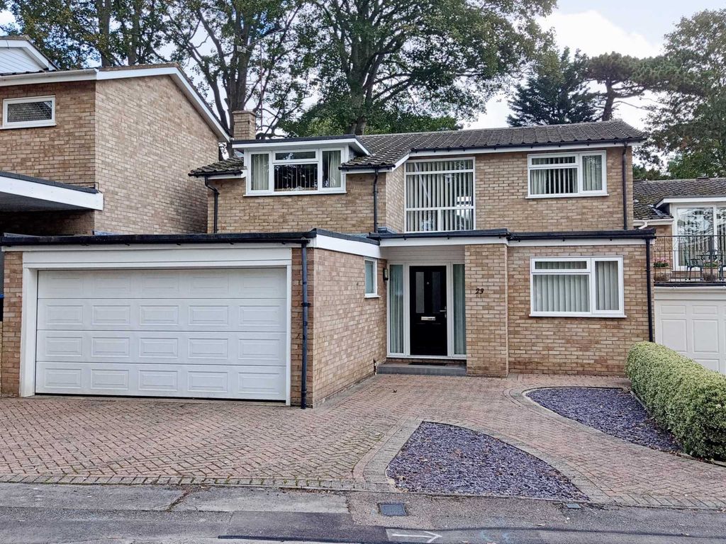 4 bed linkdetached house for sale in Cardy Road, Boxmoor HP1, £695,000