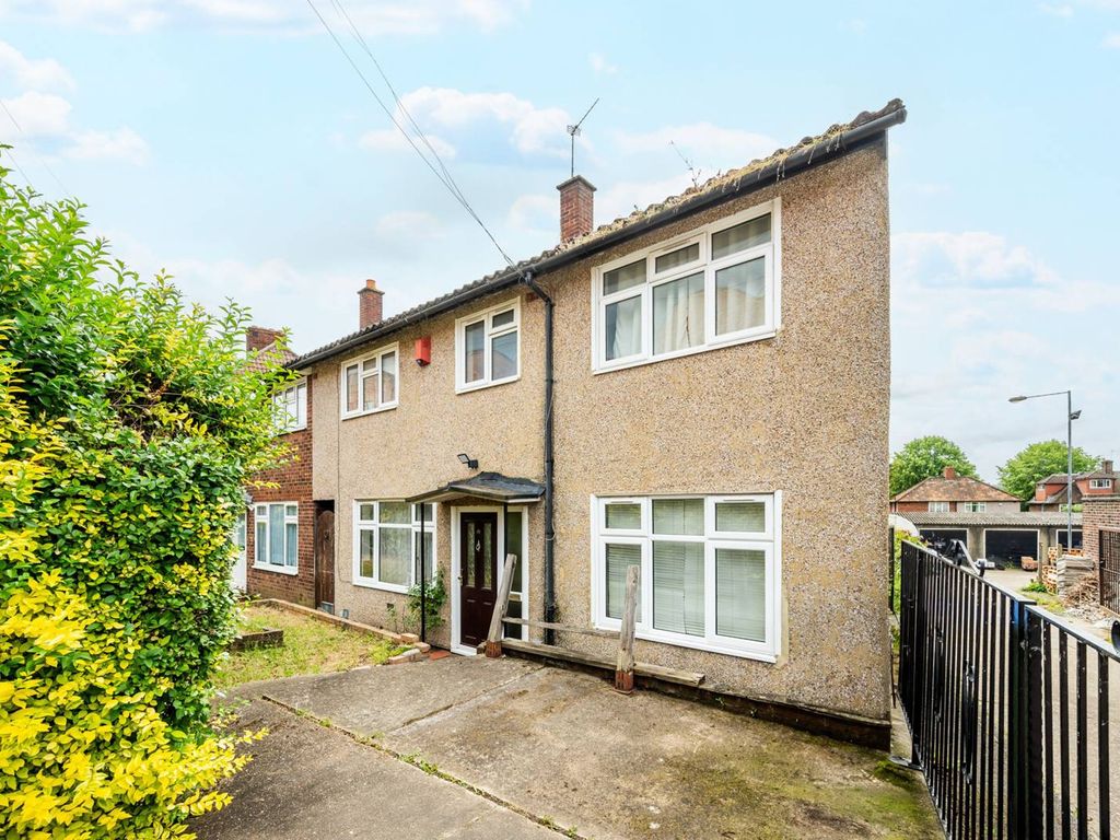 4 bed property for sale in Carnbrook Road, Kidbrooke, London SE3, £