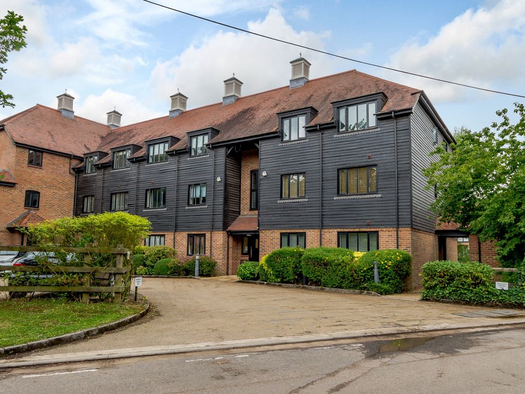 2 bed flat for sale in Springwell Lane, Rickmansworth WD3, £375,000 Zoopla