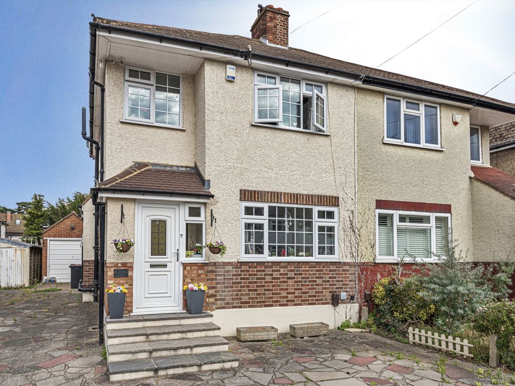 3 bed semidetached house for sale in Bassetts Way, Farnborough