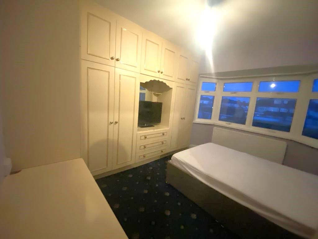 4 bed terraced house to rent in Palgrave Avenue, Southall UB1, £2,500