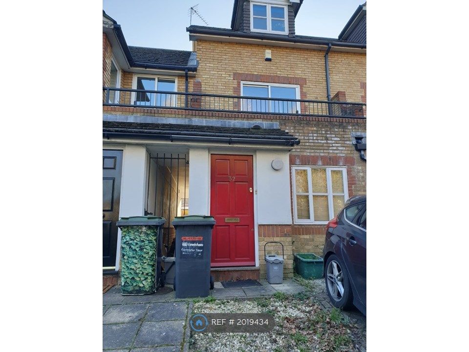 2 bed terraced house to rent in Amblecote Meadows, London SE12, £1,600