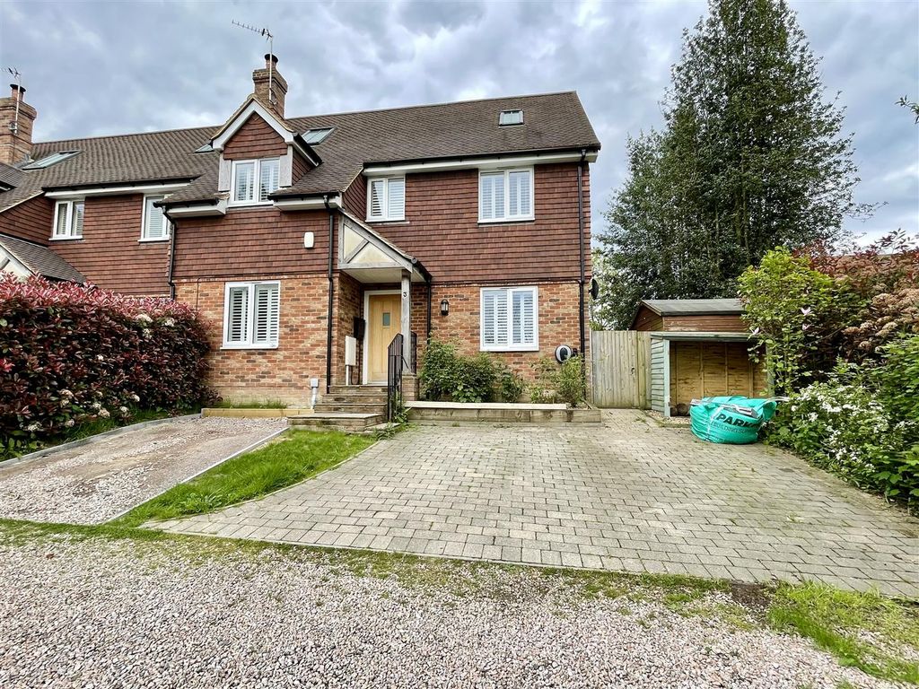 4 bed end terrace house for sale in Woodmans Green Road, Whatlington