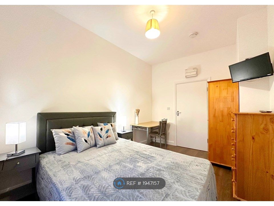 Room to rent in West Hendon Broadway, London NW9, £750 pcm Zoopla