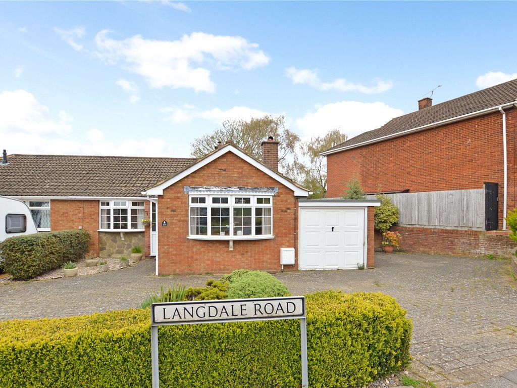3 bed bungalow for sale in Langdale Road, Dunstable, Bedfordshire LU6