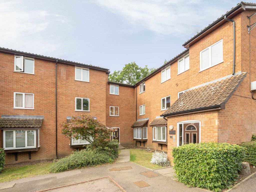 1 bed flat for sale in Darwin Close, London N11, £349,950 Zoopla