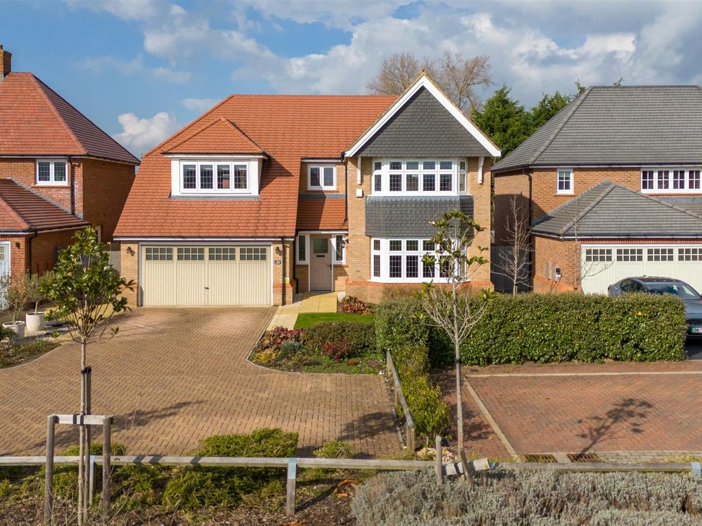 5 bed detached house for sale in Medlar Street, Weston Turville