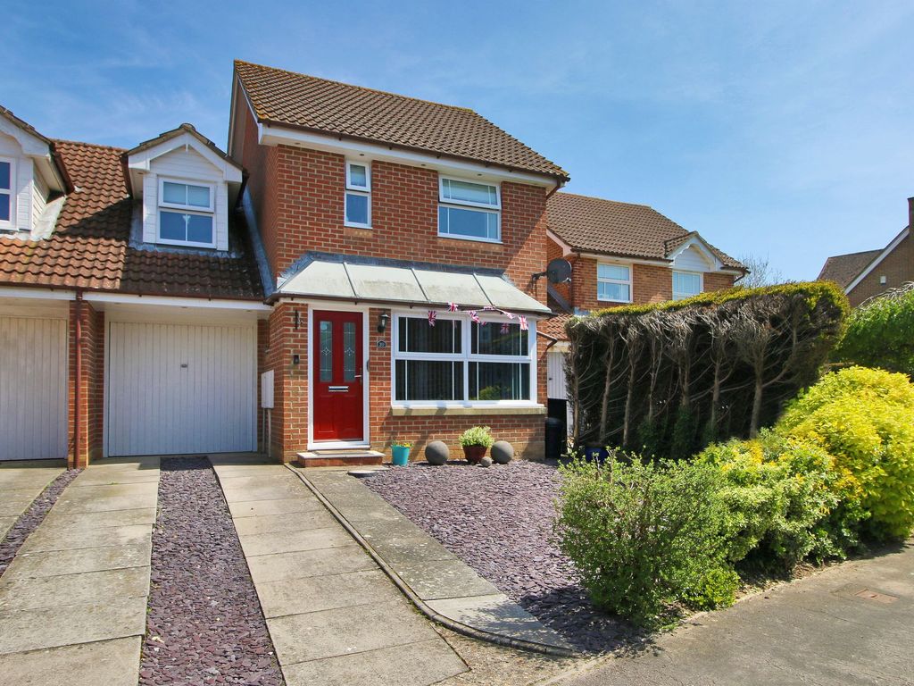 3 bed linkdetached house for sale in Shepherds Way, Ridgewood TN22