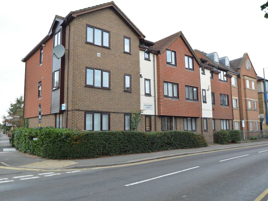 1 bed flat to rent in High Street, Addlestone KT15, £1,200 pcm Zoopla