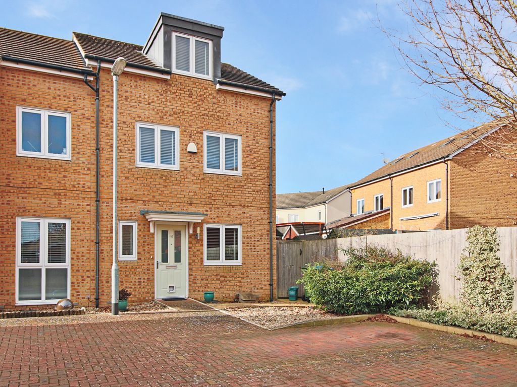 3 bed semidetached house to rent in Greensleeves Drive, Aylesbury