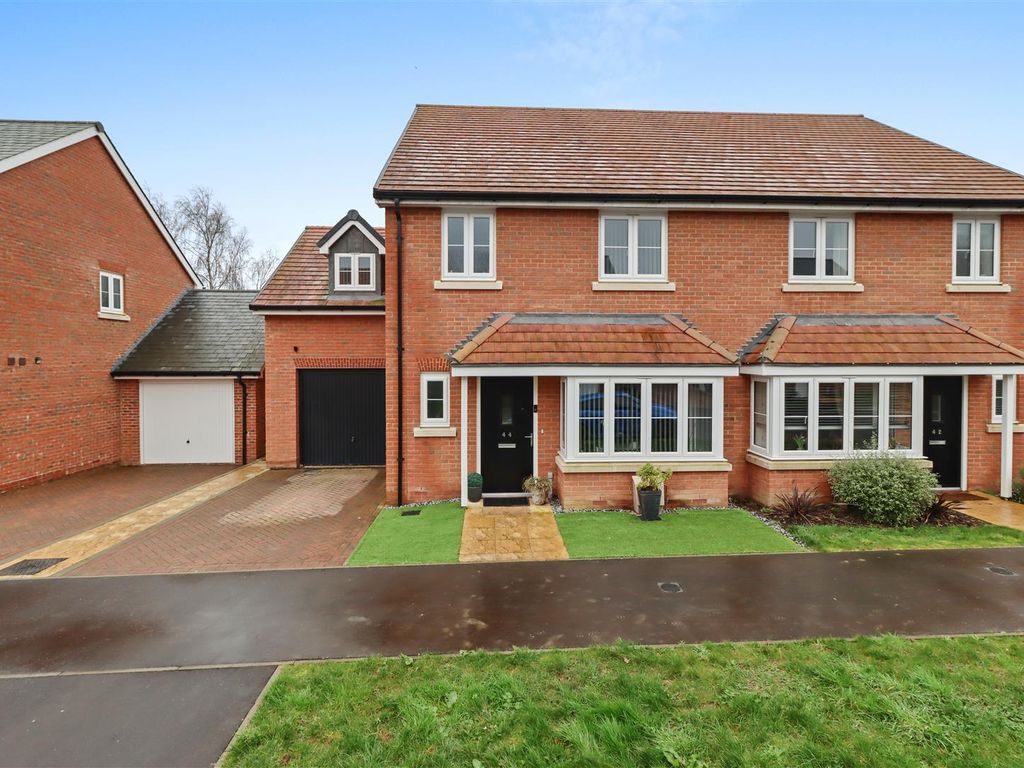 4 bed property for sale in Honeysuckle Avenue, Hellingly, Hailsham BN27