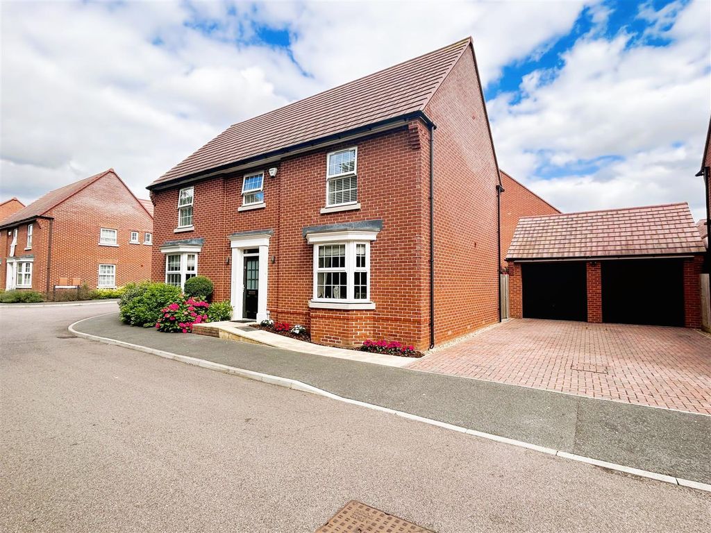 5 bed detached house for sale in Clinton Avenue, Luton LU2, £700,000