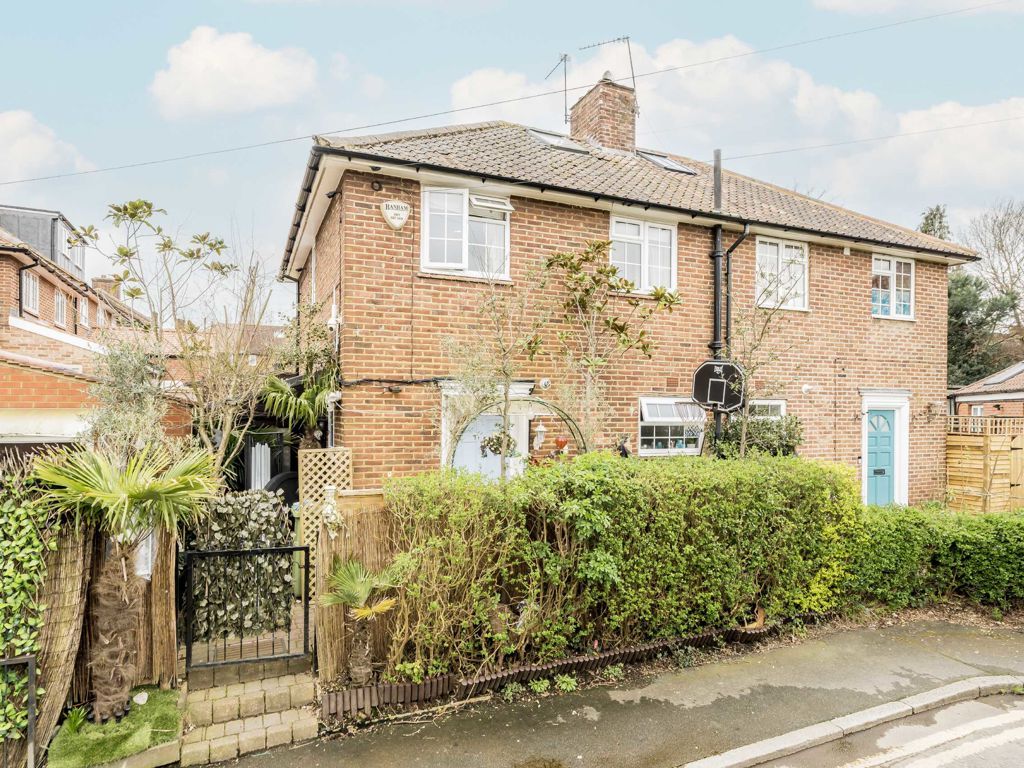 3 bed property for sale in Greenstead Gardens, London SW15, £900,000