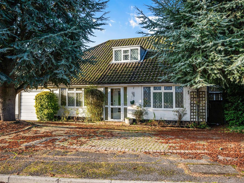 3 bed detached bungalow for sale in Shelley Close, Banstead SM7, £