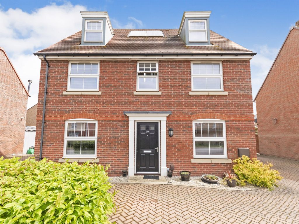 5 bed detached house for sale in Taylors Road, Stotfold, Hitchin SG5