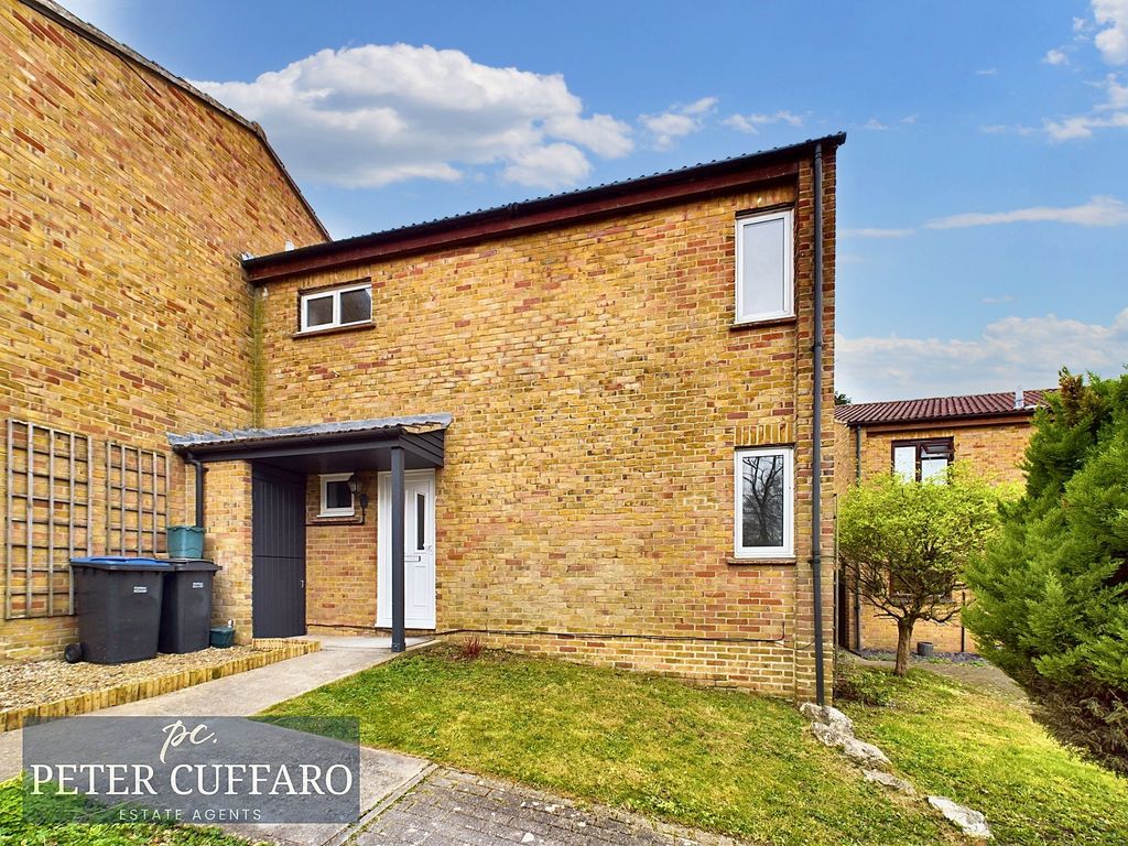 3 bed semidetached house for sale in Fold Croft, Harlow CM20, £365,000