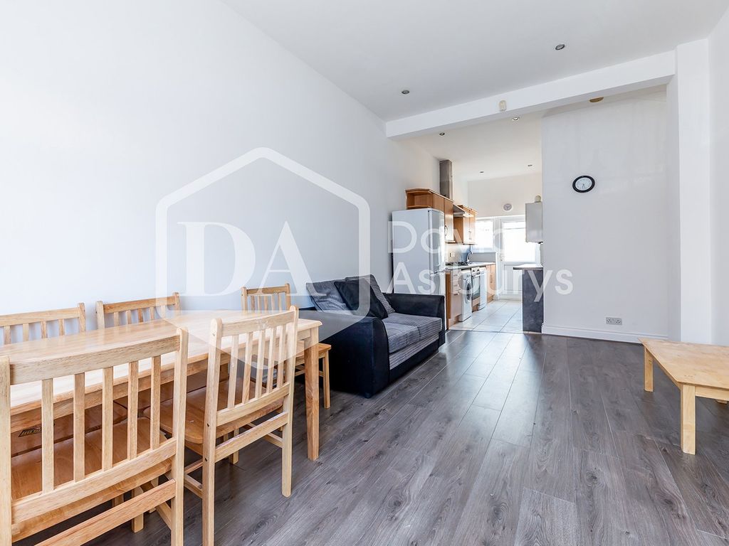 3 bed semidetached house to rent in Finsbury Road, Bounds Green