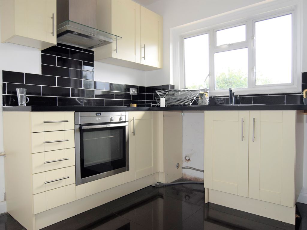 2 bed flat to rent in Rayleigh Road, Eastwood, Southend On Sea SS9 Zoopla
