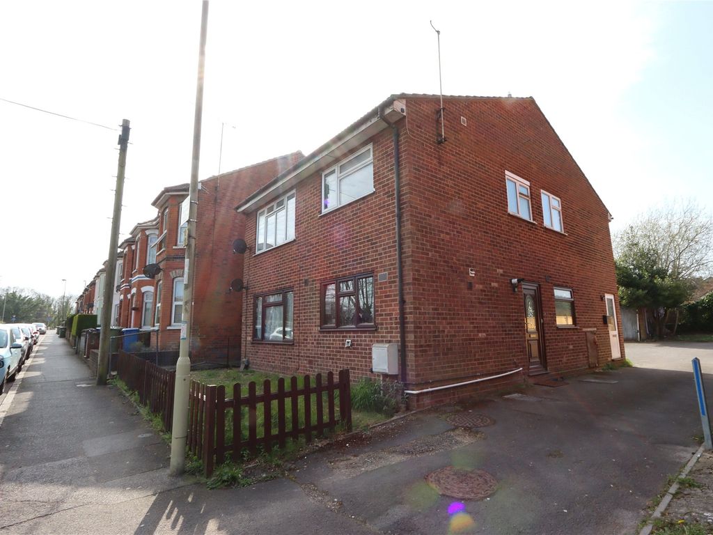 2 bed flat to rent in Grosvenor Road, Aldershot, Hampshire GU11 Zoopla