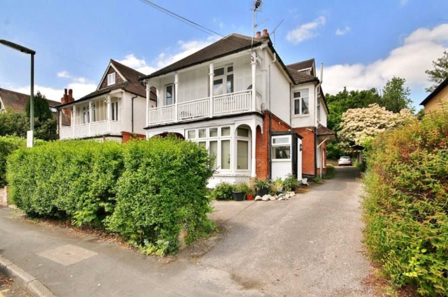 2 bed flat to rent in York Road, Woking GU22, £1,450 pcm Zoopla