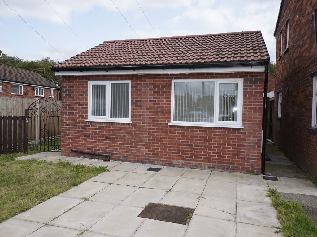 Studio to rent in Pinewood Crescent, Wigan WN2, £525 pcm Zoopla