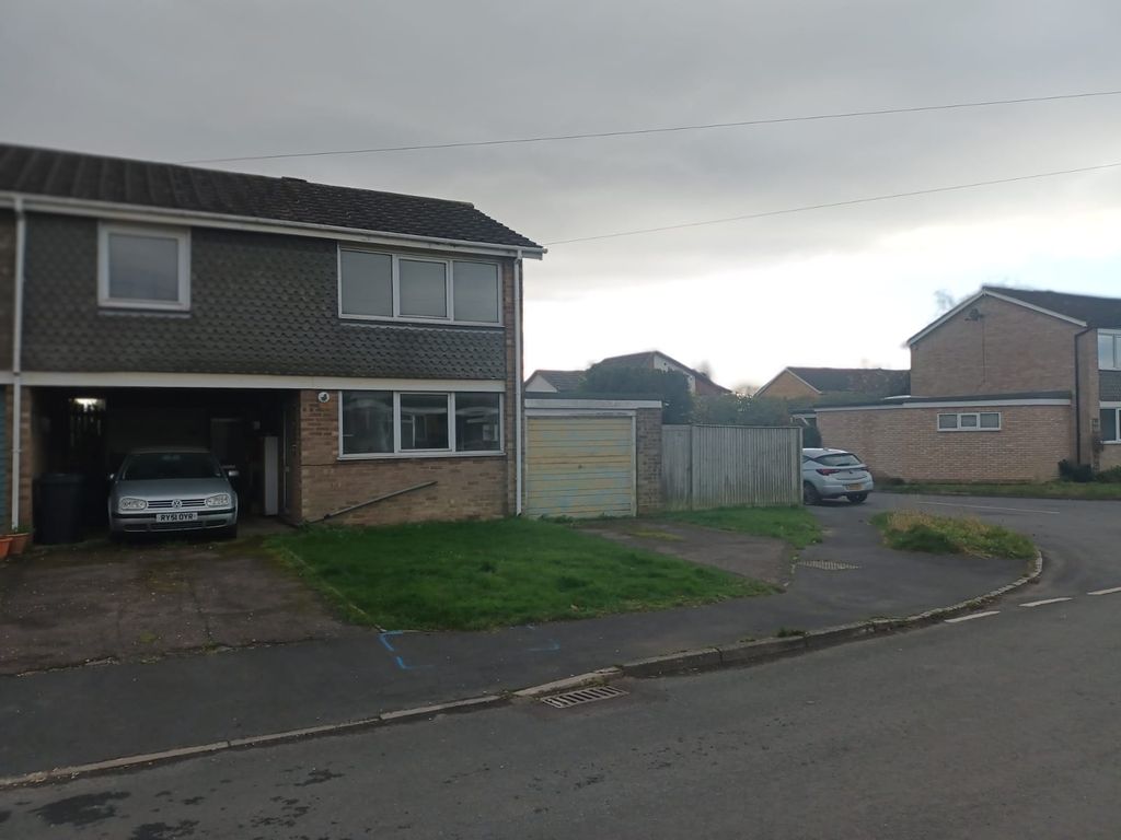 3 bed end terrace house for sale in Fox Road, High HP15, £