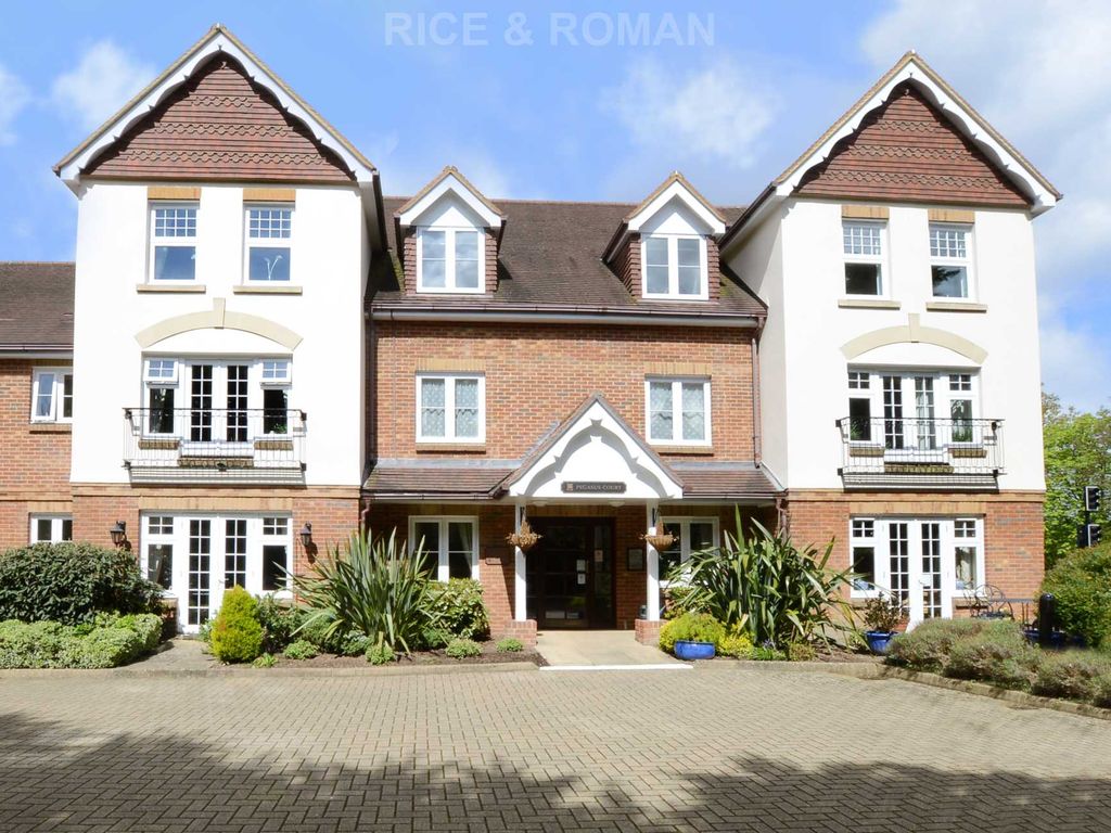 2 bed flat for sale in Pegasus Court, Leatherhead KT22 Zoopla
