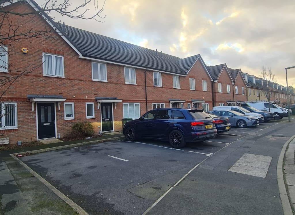 4 bed semidetached house to rent in Holywell Way, Staines TW19, £2,500