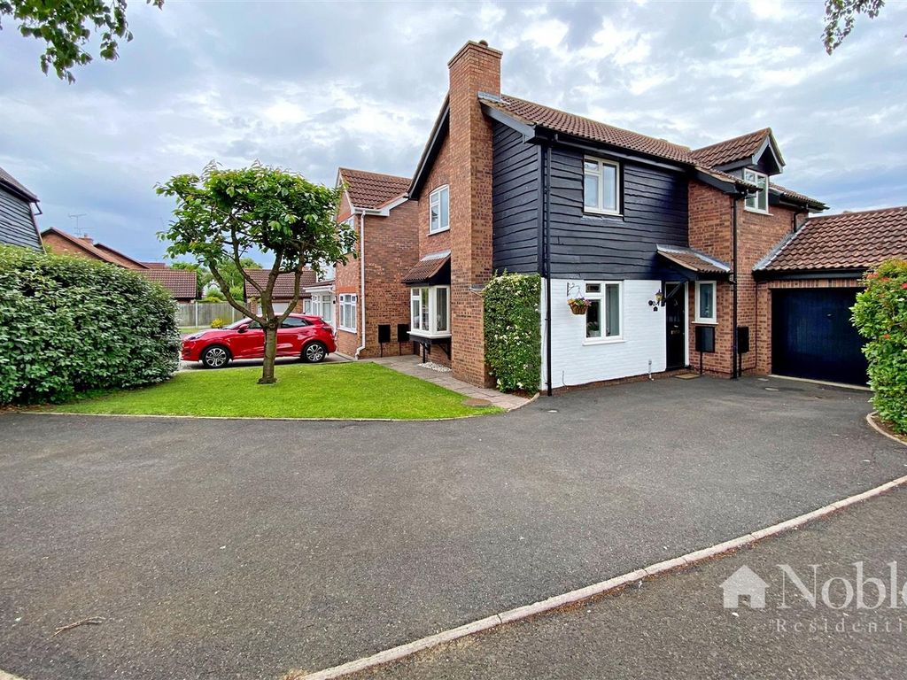 3 bed detached house for sale in St. Leonards Way, Hornchurch RM11, £