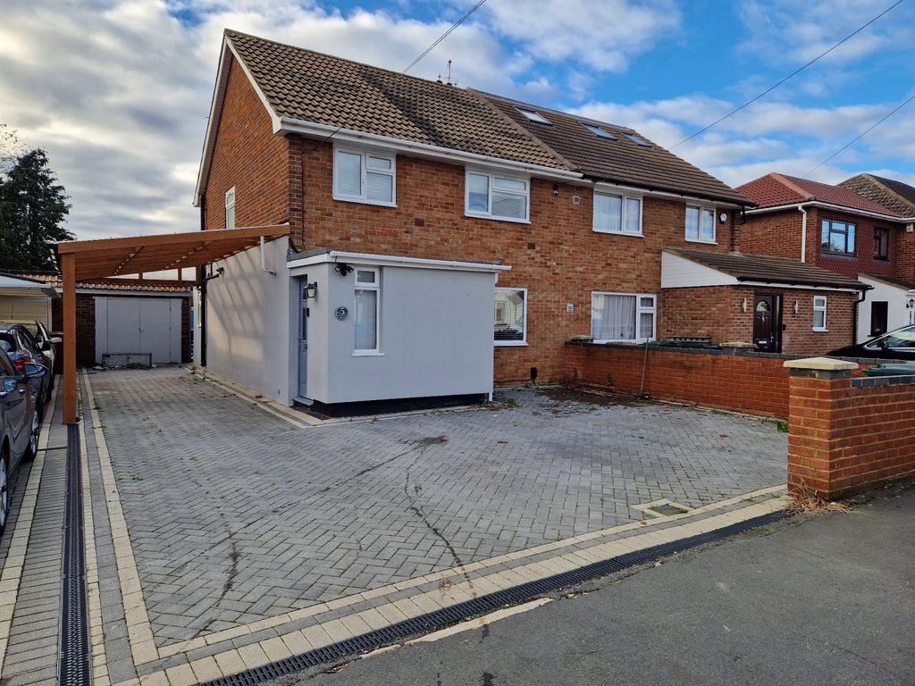 3 bed semidetached house for sale in Everest Road, Stanwell, Staines