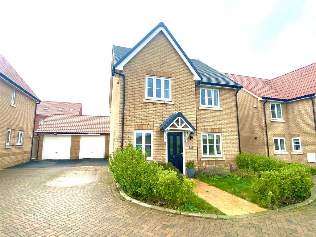 4 bed property for sale in Dunnock Drive, Chattenden, Rochester ME3