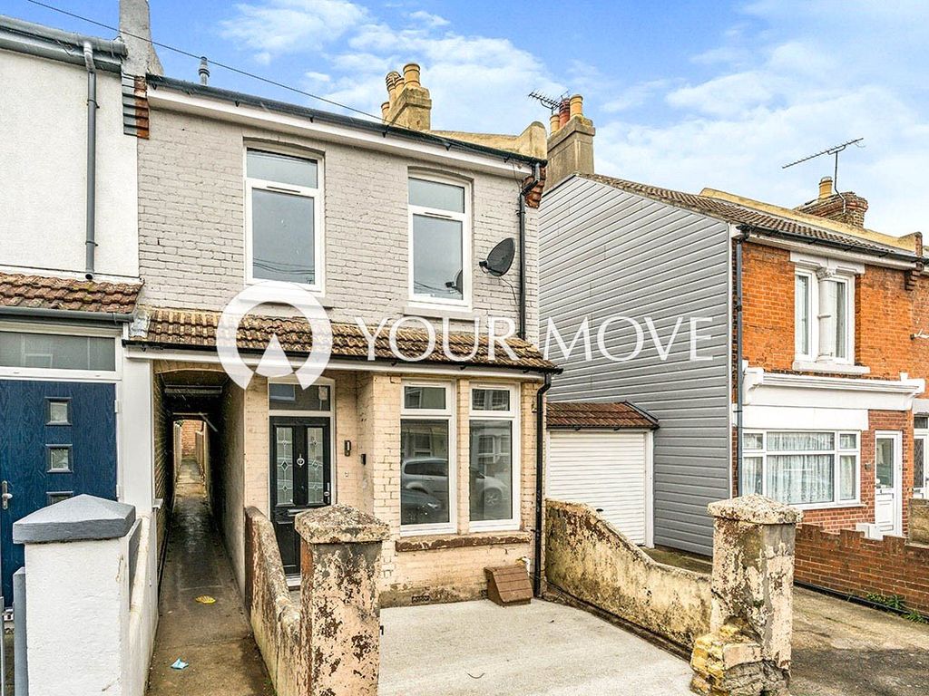 3 bed end terrace house to rent in Beresford Road, Gillingham, Kent ME7