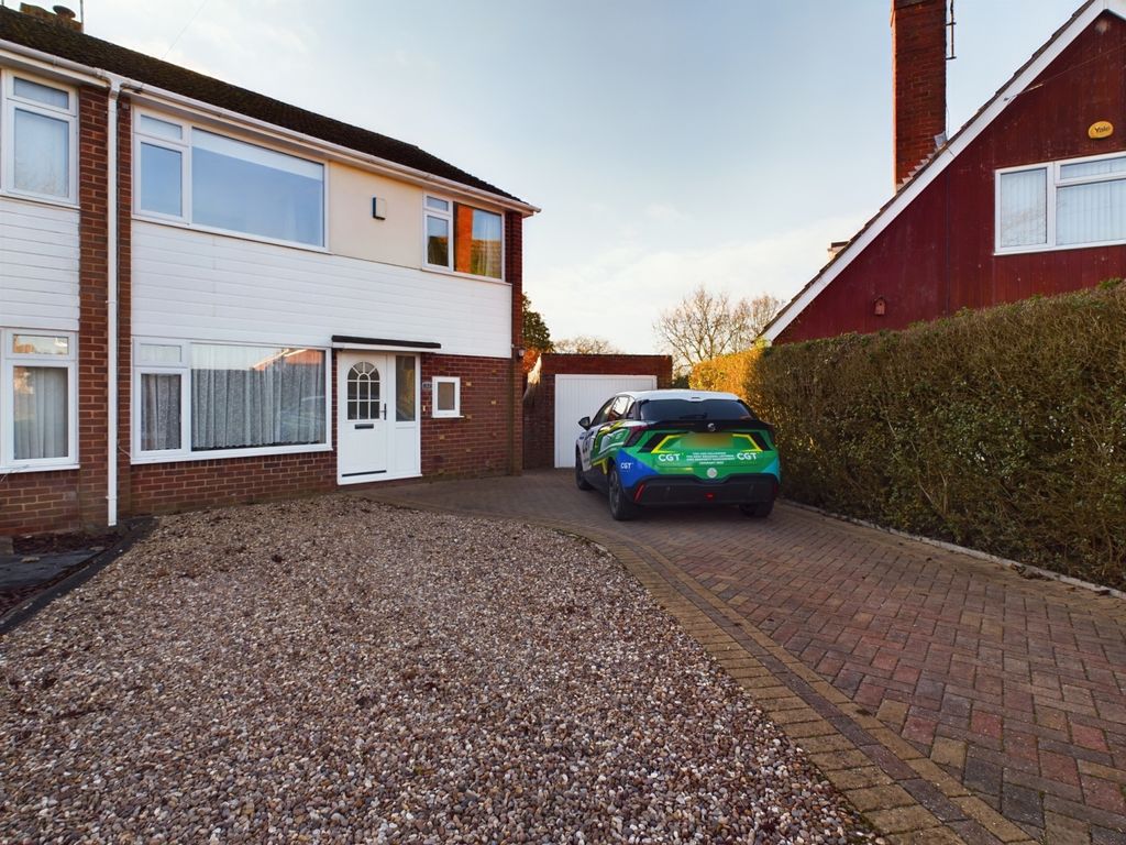 4 bed semidetached house to rent in Rosefield Crescent, Newtown