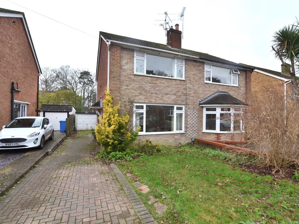 3 bed semidetached house for sale in Heron Close, Church Crookham