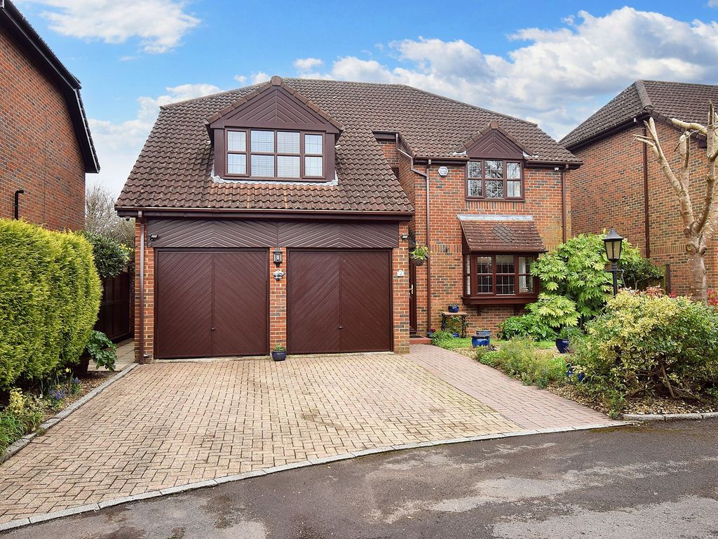 5 bed detached house for sale in Moorhill Road, West End SO30, £700,000