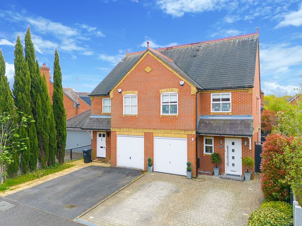 4 bed semidetached house for sale in Fallow Fields, Loughton, Epping