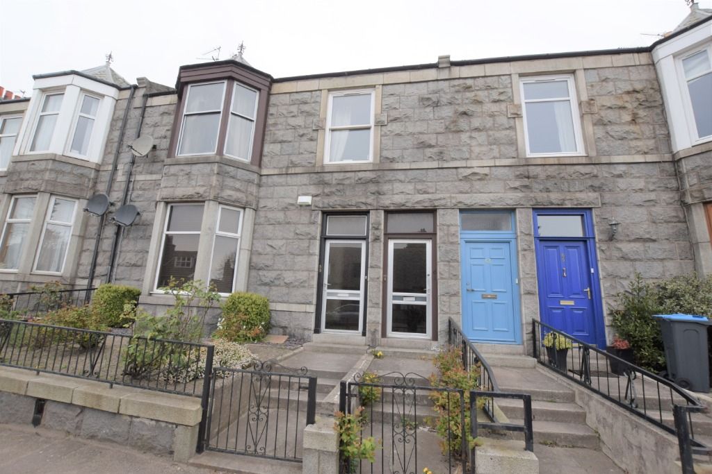 3 bed flat to rent in Leslie Road, Old Aberdeen, Aberdeen AB24, £1,200
