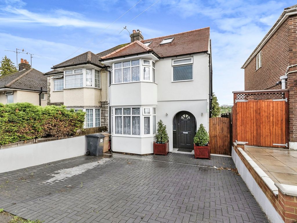 5 bed semidetached house for sale in Crawley Green Road, Luton LU2, £
